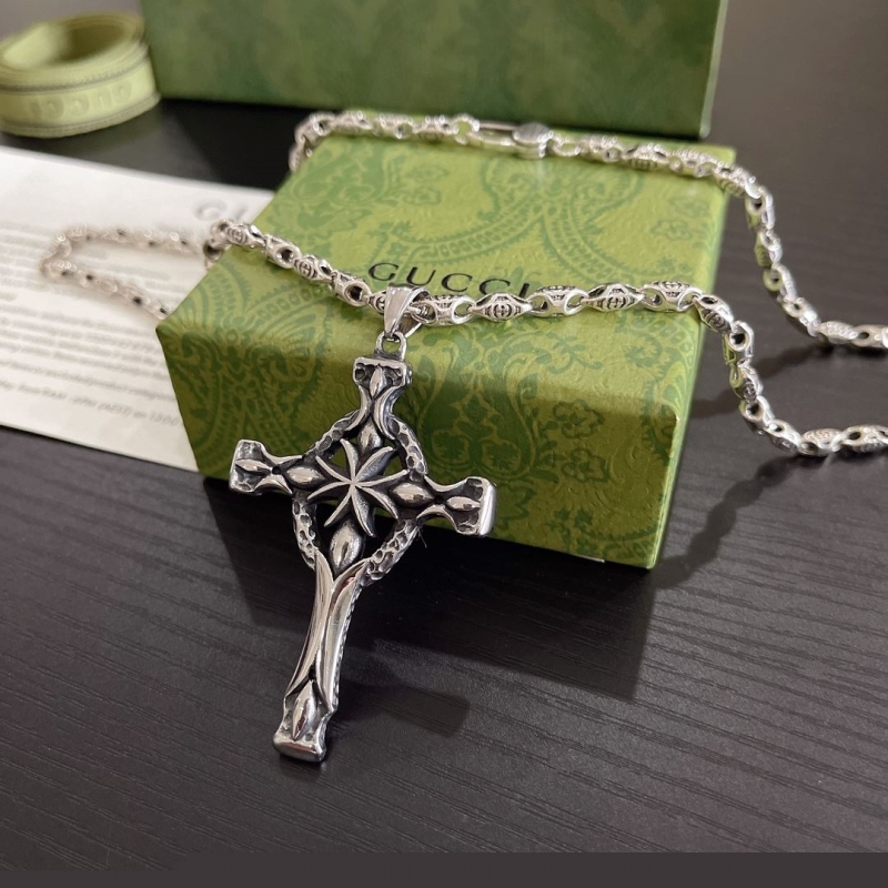 G*u*i necklaces